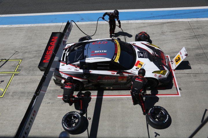 スタート進行: タイヤ交換練習をする星野一樹／ヤン・マーデンボロー組（B-MAX NDDP GT-R）