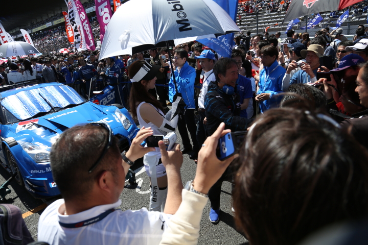 スタート進行: ファンに囲まれる星野一義監督（TEAM IMPUL）