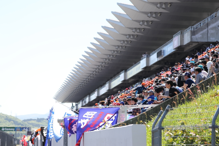 スタート進行: スタンドはぎっしり超満員