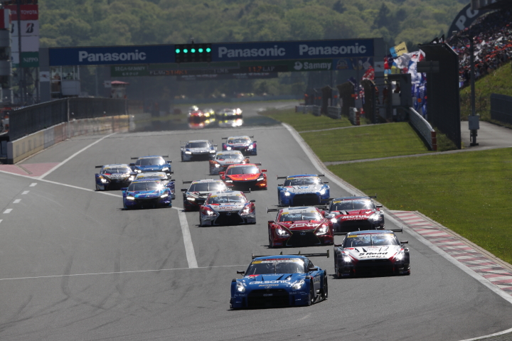 決勝レース: GT500クラスのスタートシーン