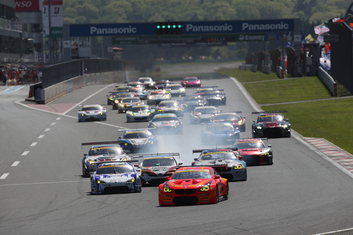 決勝レース: GT300クラスのスタートシーン