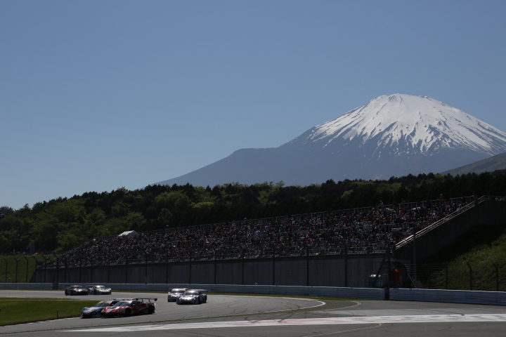 決勝レース: 富士山をバックに熱いバトルが繰り広げられる