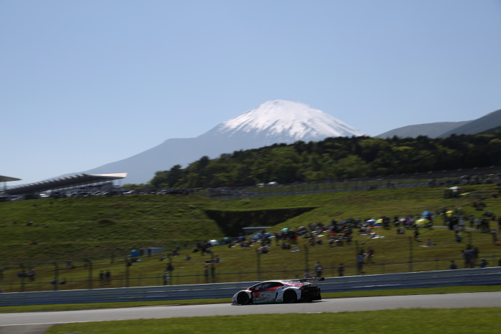 決勝レース: 富士山をバックに1コーナーを立ち上がるGTマシン