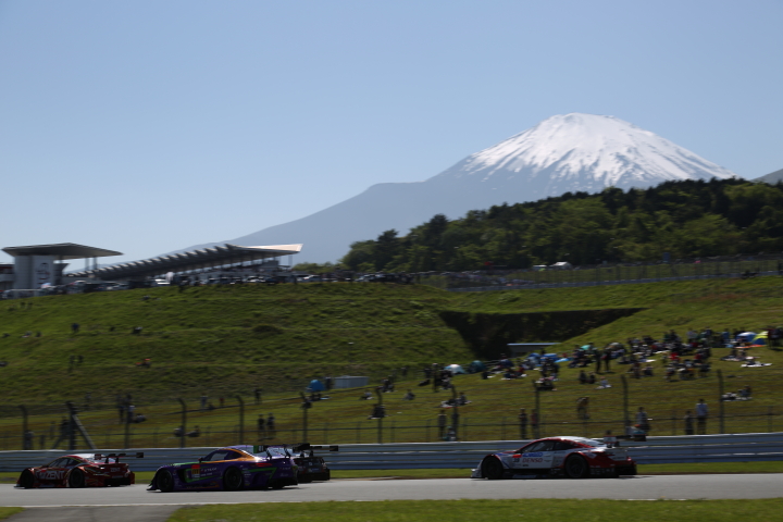 決勝レース: 富士山をバックに1コーナーを立ち上がるGTマシン