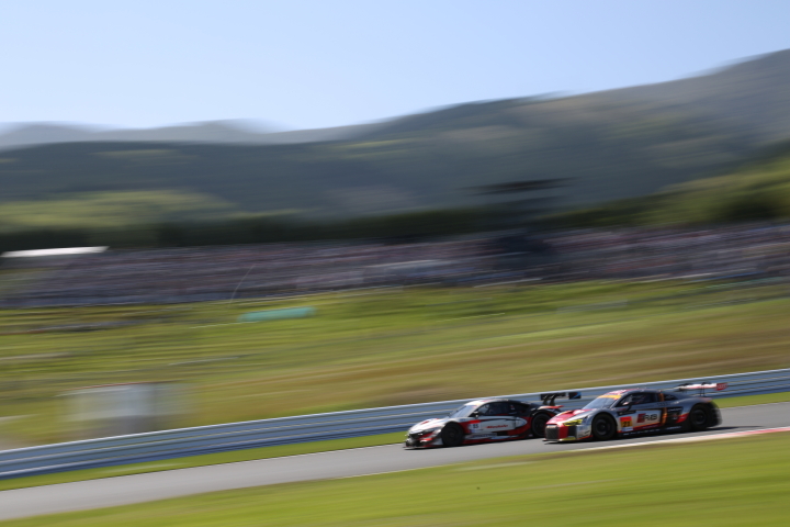 決勝レース: GT300クラスのアウディをパスした武藤英紀／オリバー・ターベイ組（ドラゴモデューロNSX CONCEPT-GT）