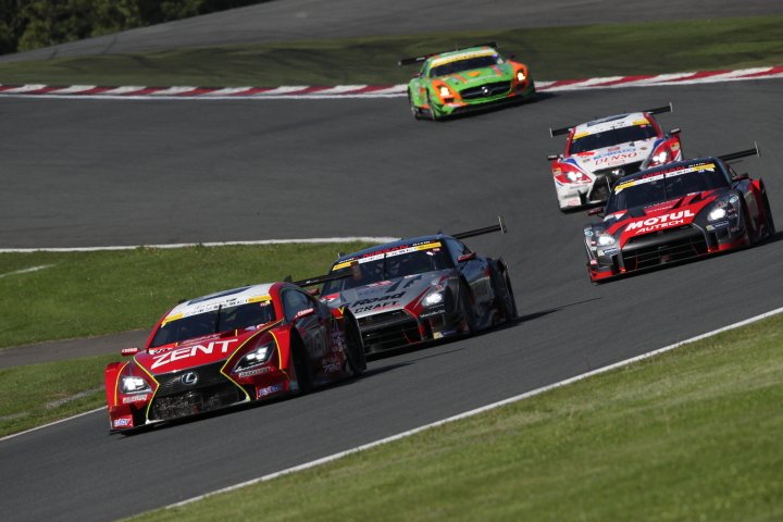 決勝レース: 立川祐路（ZENT CERUMO RC F）を先頭としたGT500勢のバトル