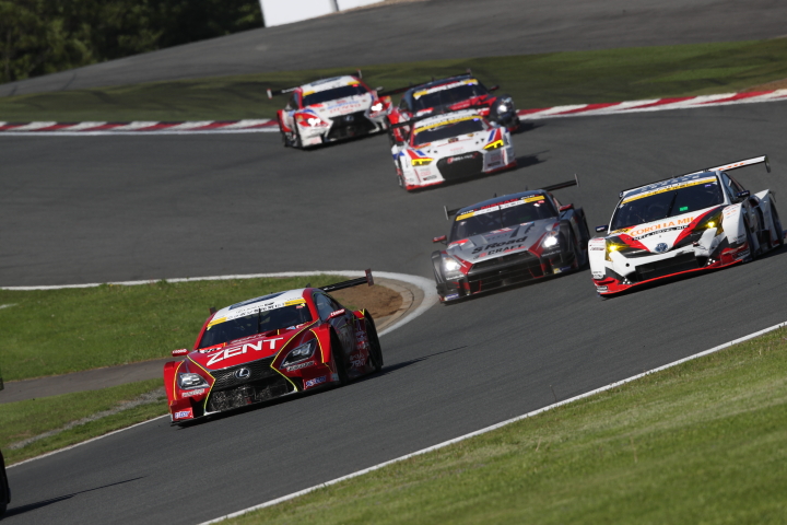 決勝レース: 立川祐路（ZENT CERUMO RC F）を先頭としたGT500勢のバトル