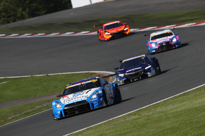 決勝レース: 佐々木大樹（フォーラムエンジニアリングADVAN GT-R）を先頭としたGT500勢のバトル