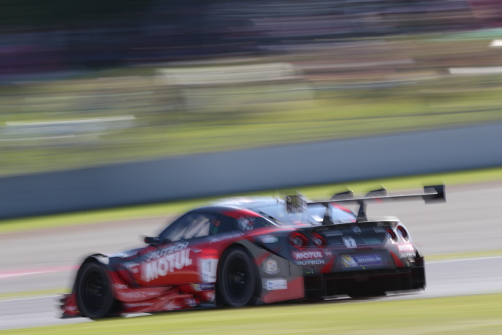 決勝レース: 松田次生／ロニー・クインタレッリ組（MOTUL AUTECH GT-R）