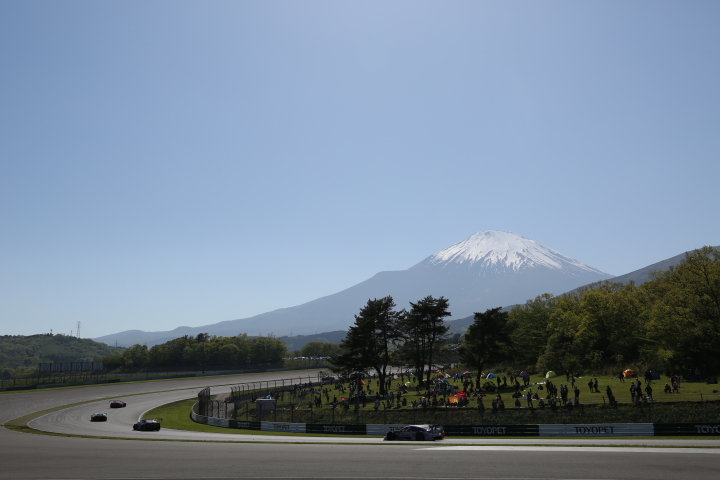 決勝レース: 富士山をバックに100Rを回るGTマシン