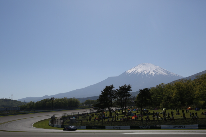 決勝レース: 富士山をバックに100Rを回るGTマシン