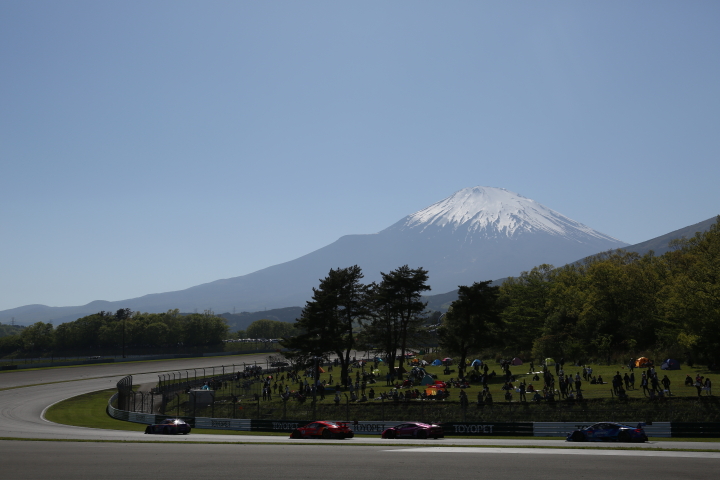 決勝レース: 富士山をバックに100Rを回るGTマシン