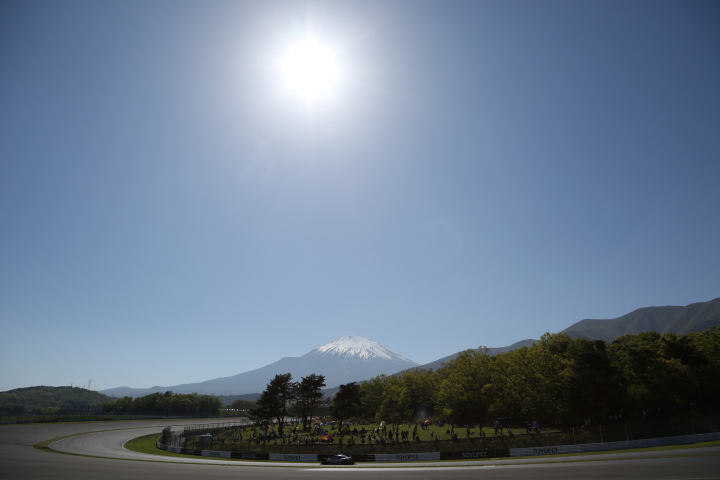 決勝レース: 富士山をバックに100Rを回るGTマシン