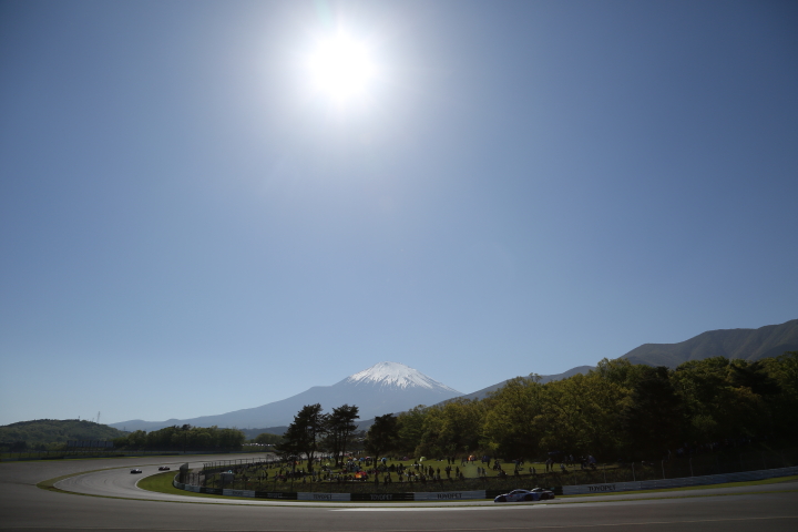決勝レース: 富士山をバックに100Rを回るGTマシン
