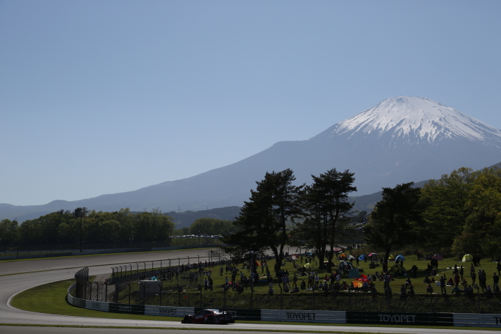 決勝レース: 富士山をバックに100Rを回るGTマシン
