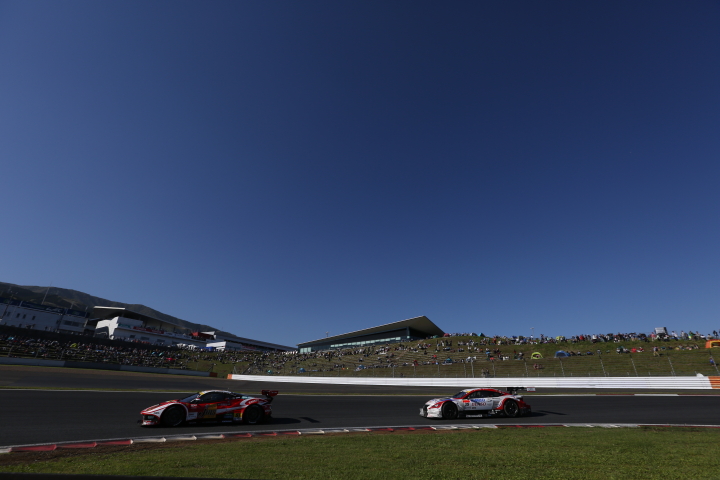 決勝レース: ヘアピンを回るGTマシン