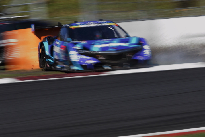 決勝レース: タイヤがバーストしてコースアウトする伊沢拓也（RAYBRIG NSX CONCEPT-GT）
