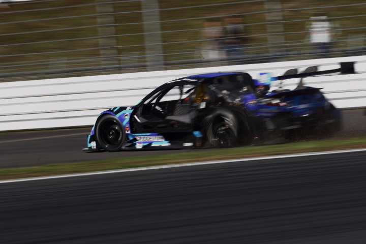 決勝レース: タイヤがバーストしてコースアウトする伊沢拓也（RAYBRIG NSX CONCEPT-GT）