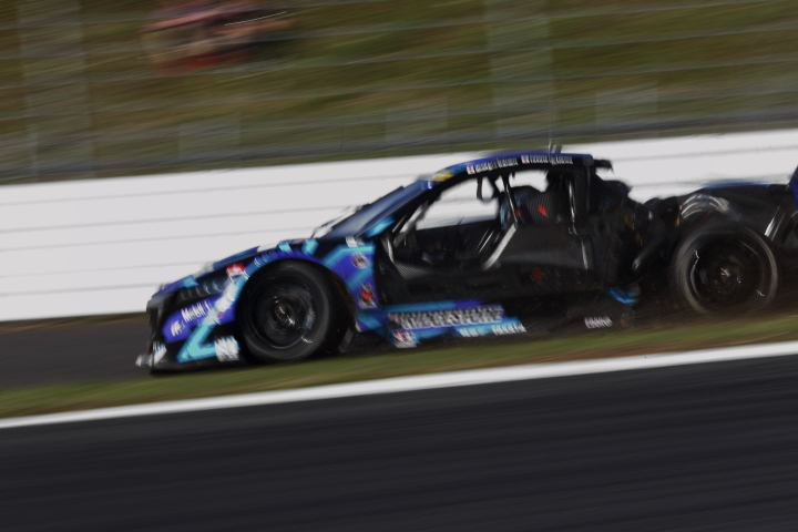 決勝レース: タイヤがバーストしてコースアウトする伊沢拓也（RAYBRIG NSX CONCEPT-GT）
