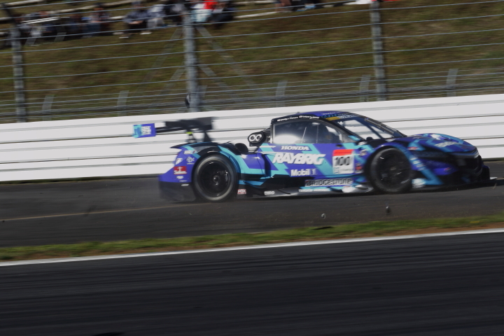 決勝レース: タイヤがバーストしてコースアウトする伊沢拓也（RAYBRIG NSX CONCEPT-GT）