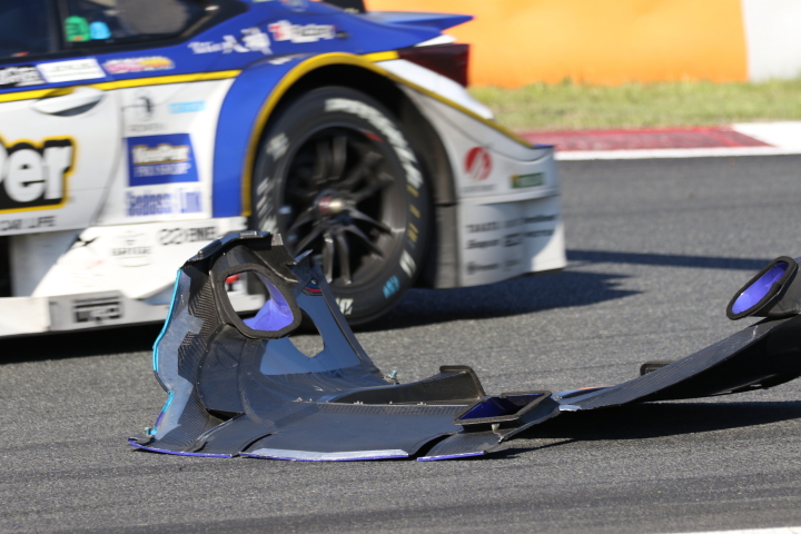 決勝レース: RAYBRIG NSX CONCEPT-GTから脱落したカウル