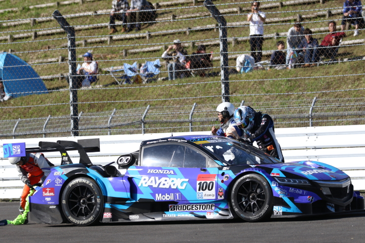 決勝レース: コースサイドにストップしたRAYBRIG NSX CONCEPT-GTと伊沢拓也