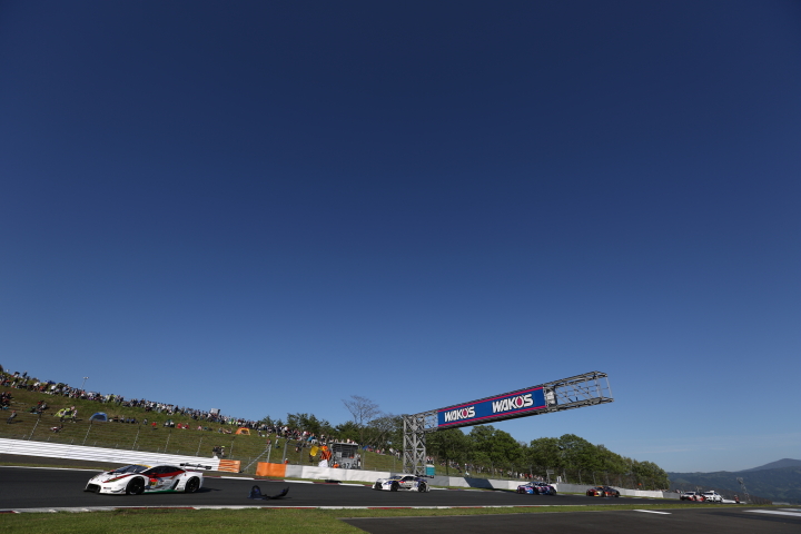 決勝レース: ヘアピンに侵入するGTマシン