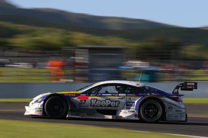 決勝レース: ジェームス・ロシター／平川亮組（KeePer TOM'S RC F）