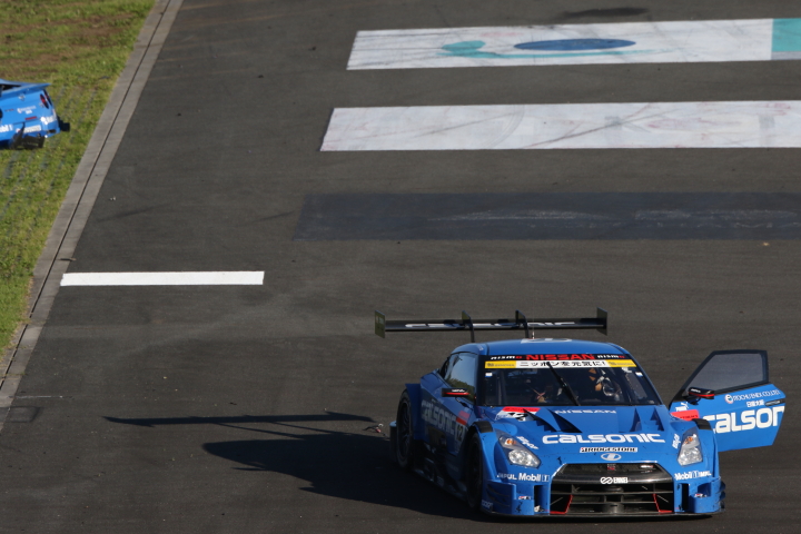 決勝レース: タイヤがバーストしたジョアオ・パオロ・デ・オリベイラ（カルソニックIMPUL GT-R）