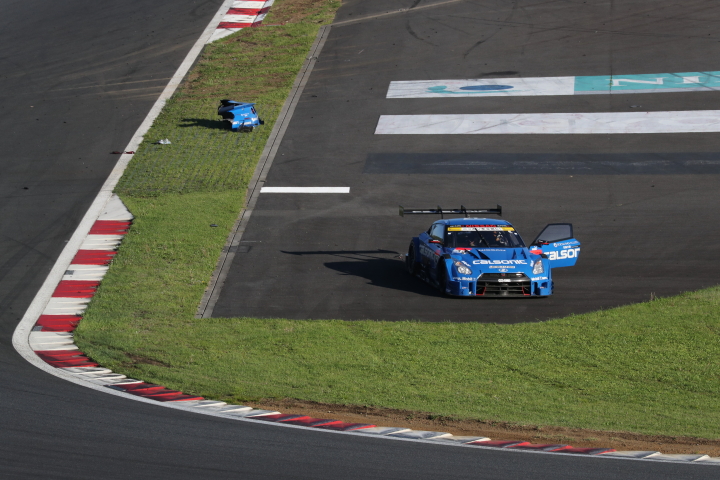 決勝レース: タイヤがバーストしストップしたジョアオ・パオロ・デ・オリベイラ（カルソニックIMPUL GT-R）