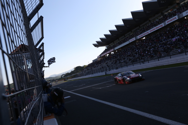決勝レース: トップでゴールするロニー・クインタレッリ（MOTUL AUTECH GT-R）