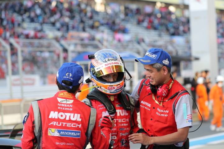 決勝レース: 優勝した、左から松田次生、ロニー・クインタレッリ、鈴木豊監督（NISMO）