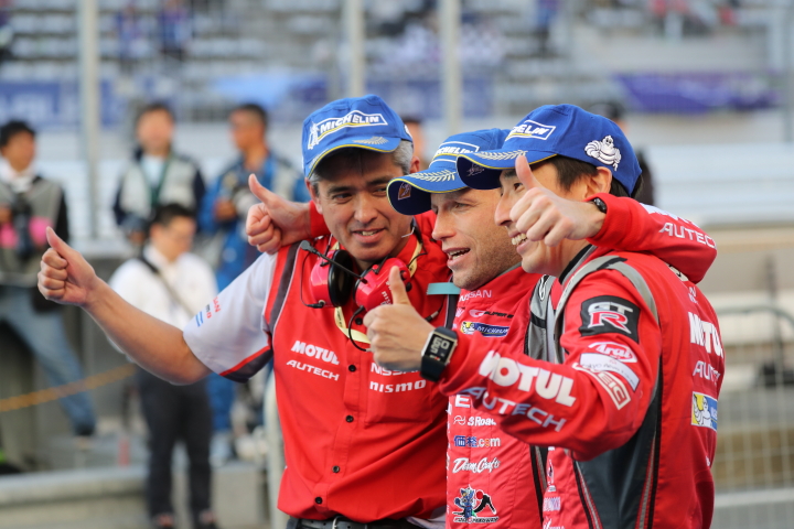 決勝レース: 優勝ドライバー（松田次生／ロニー・クインタレッリ）と鈴木豊監督（NISMO）