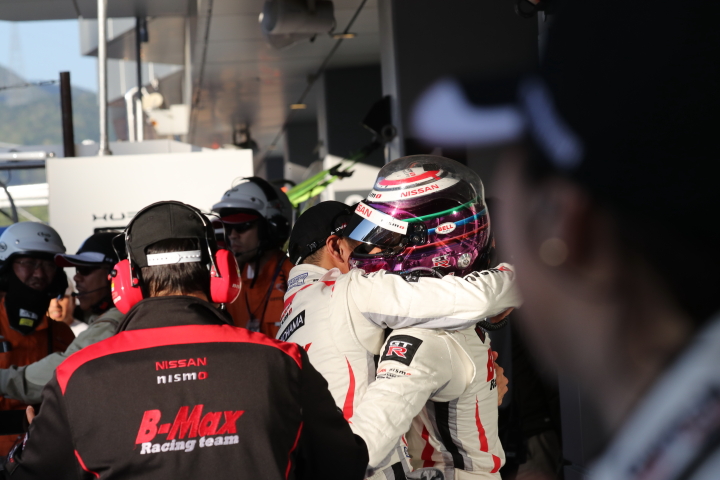 決勝レース: GT300クラスで優勝して抱き合う星野一樹とヤン・マーデンボロー（NDDP RACING）