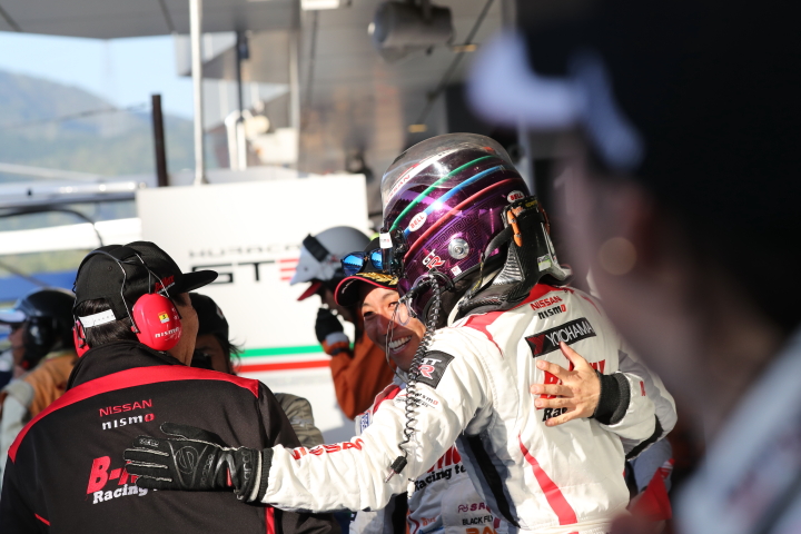 決勝レース: GT300クラスで優勝して抱き合う星野一樹とヤン・マーデンボロー（NDDP RACING）