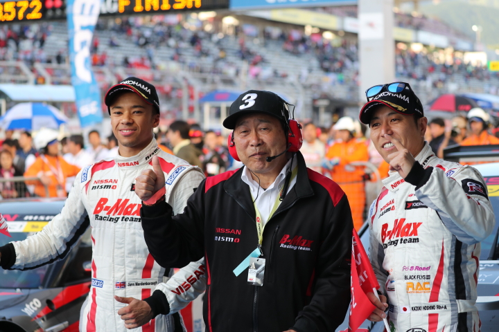 決勝レース: 長谷見昌弘監督をはさんでヤン・マーデンボローと星野一樹（NDDP RACING）