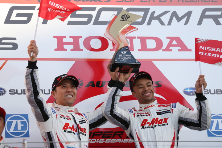 表彰式: GT300クラスで優勝した星野一樹とヤン・マーデンボロー（NDDP RACING）