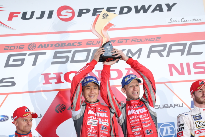 表彰式: GT500クラスで優勝した松田次生とロニー・クインタレッリ（NISMO）