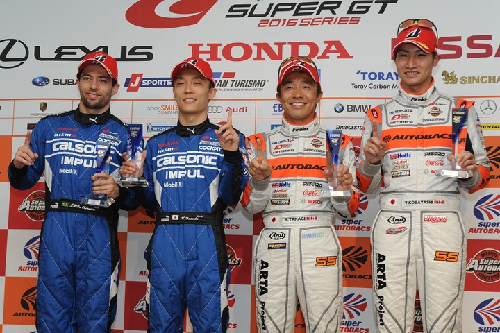 予選フォトセッション: ポールポジションを獲得した両クラスのドライバー