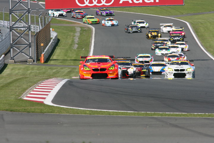 GT300クラス1周目の1コーナー立ち上がり