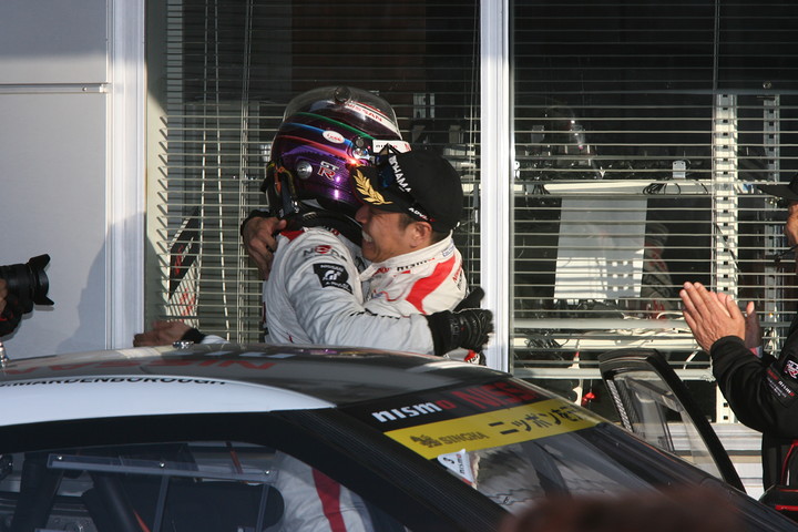 GT300クラスで優勝し抱き合う星野一樹とヤン・マーデンボロー