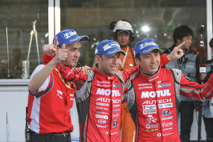 GT500クラス優勝の松田次生／ロニー・クインタレッリ組と鈴木豊NISMO監督