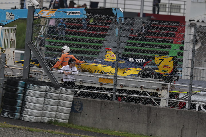 フリー走行2回目: コースアウトしたナレイン・カーティケヤンは赤旗の原因となった