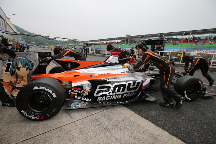 ピットに戻ってきた石浦宏明（P.MU/CERUMO・INGING SF14）