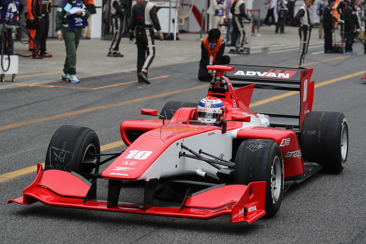 予選アタックに向けピットアウトする塚越広大（REAL SF14）