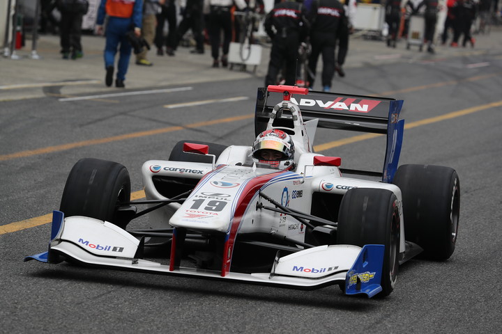 予選アタックに向けピットアウトするジョアオ・パオロ・デ・オリベイラ（ITOCHU ENEX TEAM IMPUL SF14）