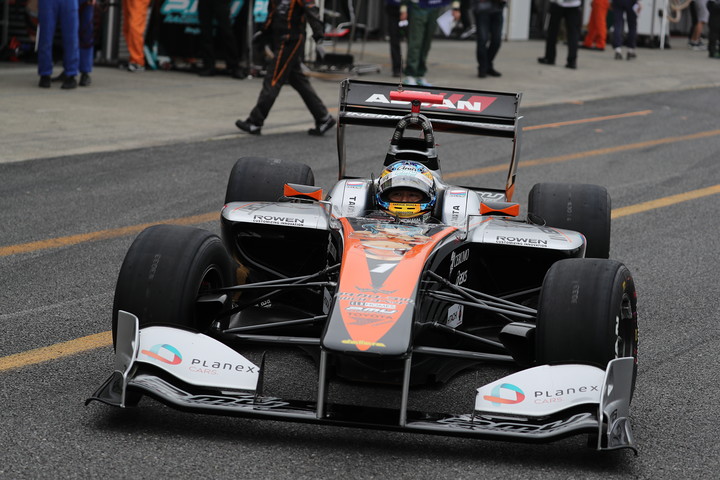 予選アタックに向けピットアウトする石浦宏明（P.MU/CERUMO・INGING SF14）