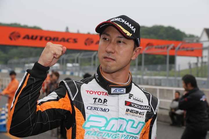 ポールポジションを獲得した石浦宏明（P.MU/CERUMO · INGING）