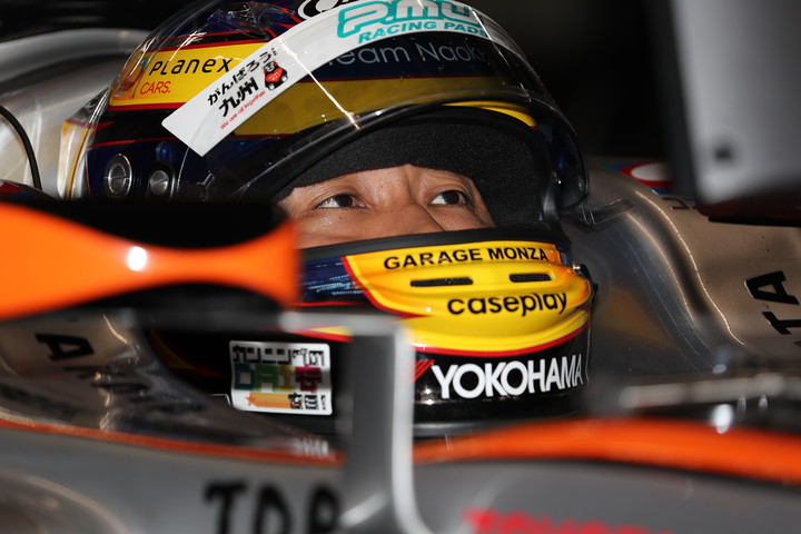 予選に向けピットで待機する石浦宏明（P.MU/CERUMO · INGING）