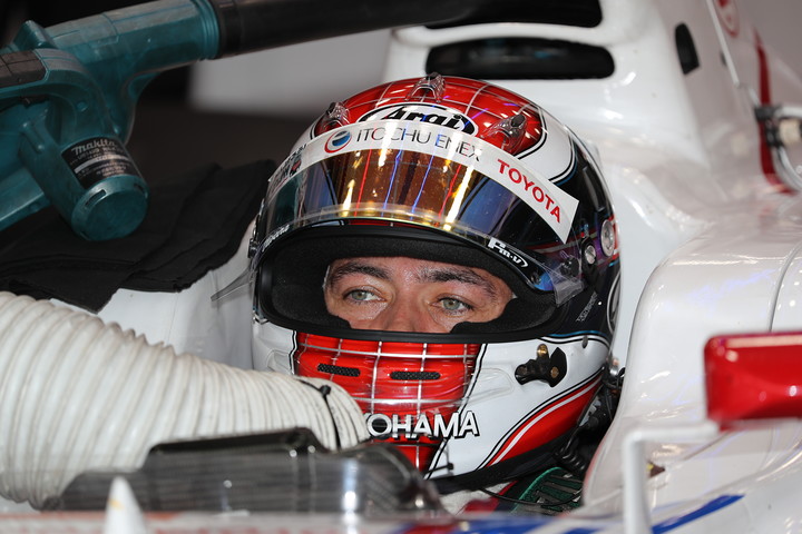 予選に向けピットで待機するジョアオ・パオロ・デ・オリベイラ（ITOCHU ENEX TEAM IMPUL）